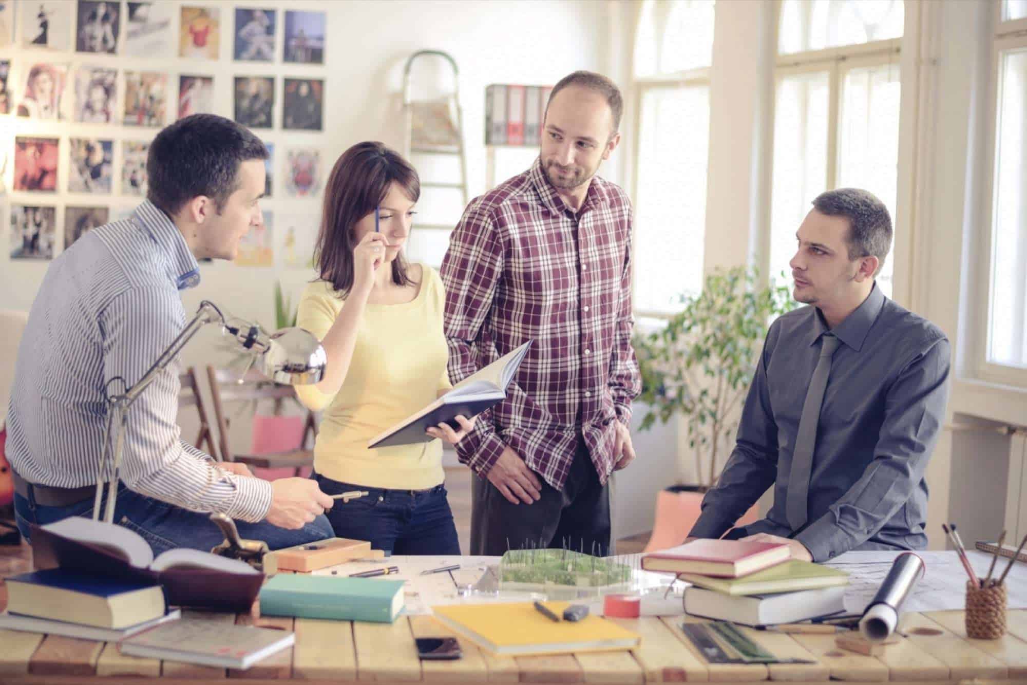 Группа людей. Разговор с иностранцем. Люди в офисе. Люди за проектом. Up with other.